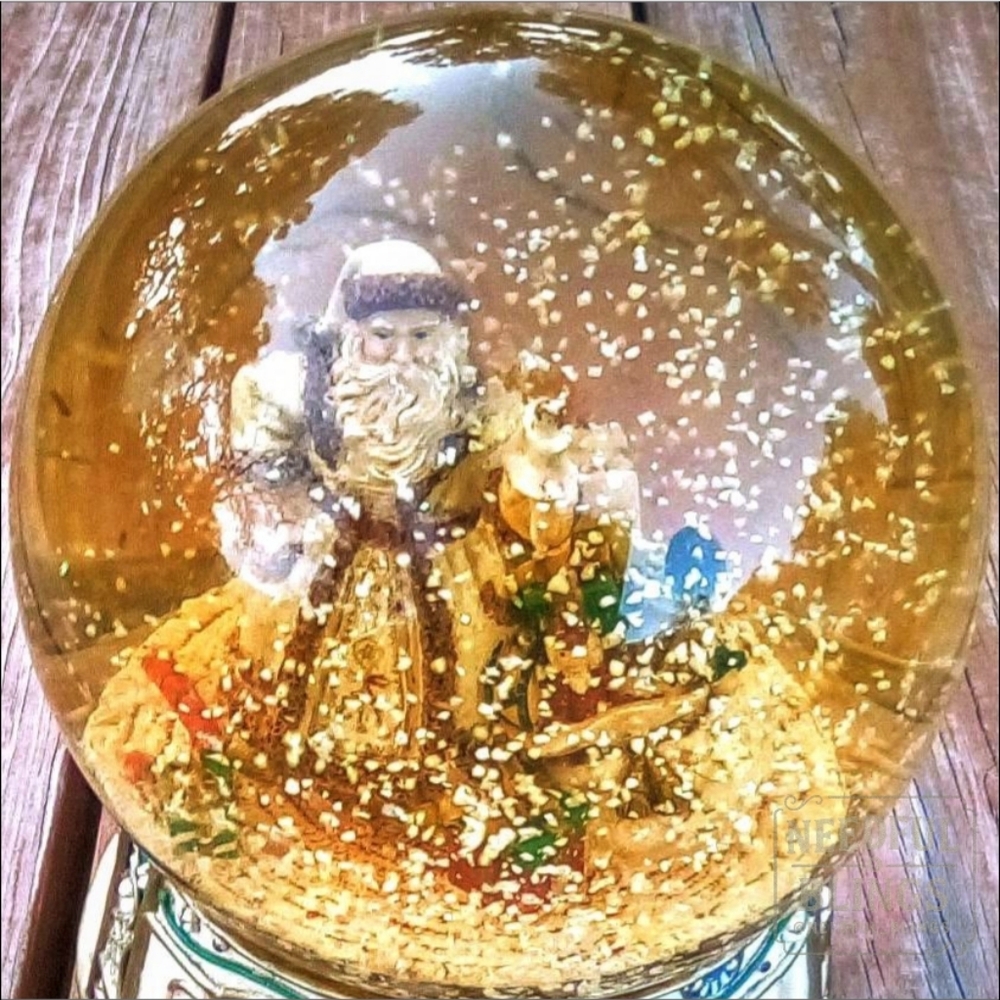 Old World Santa Snow Globe 🎄 Large Vintage Resin Holiday Décor (8")